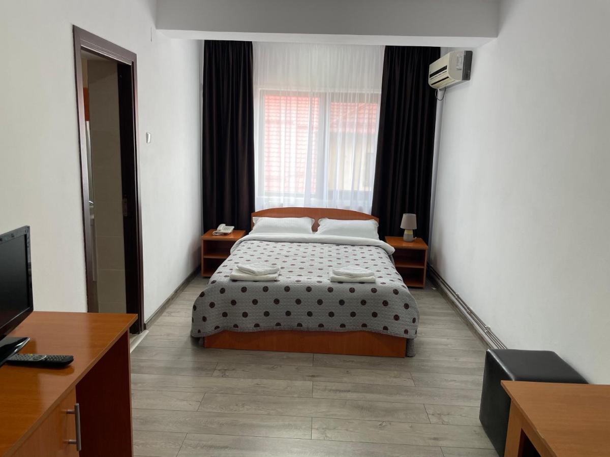 Hotel Tata Si Fii Bechet Zewnętrze zdjęcie